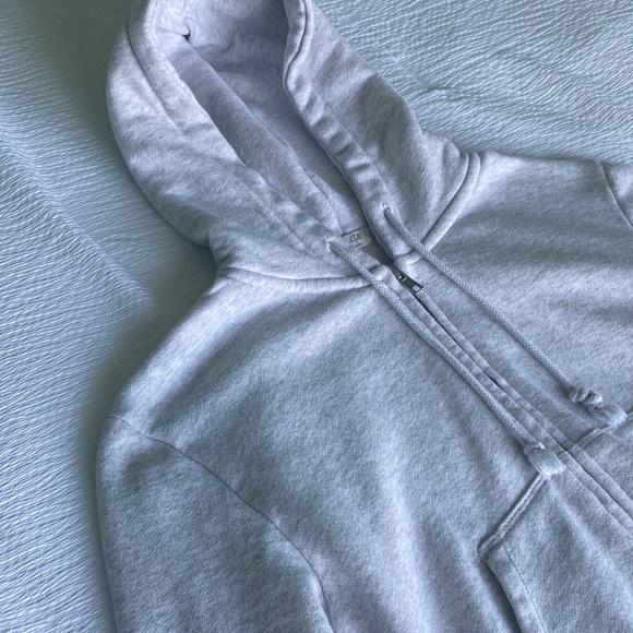 Brandy Melville Cropped Zip Up - Picture 2 of 7